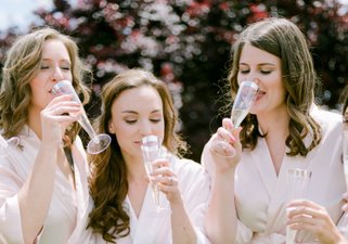 Cheers with your bridesmaids before you get into your wedding dresses. Wedding tips 